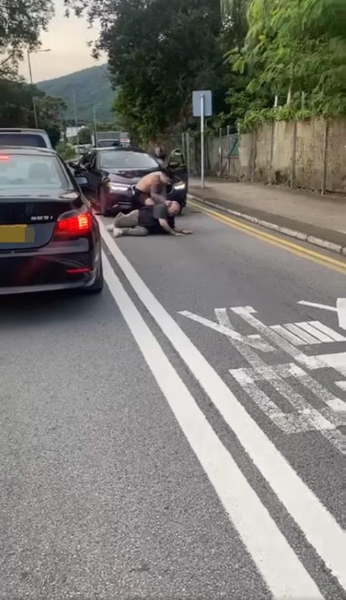 光頭漢跪地捱打。(馬路的士討論區@fb截圖)