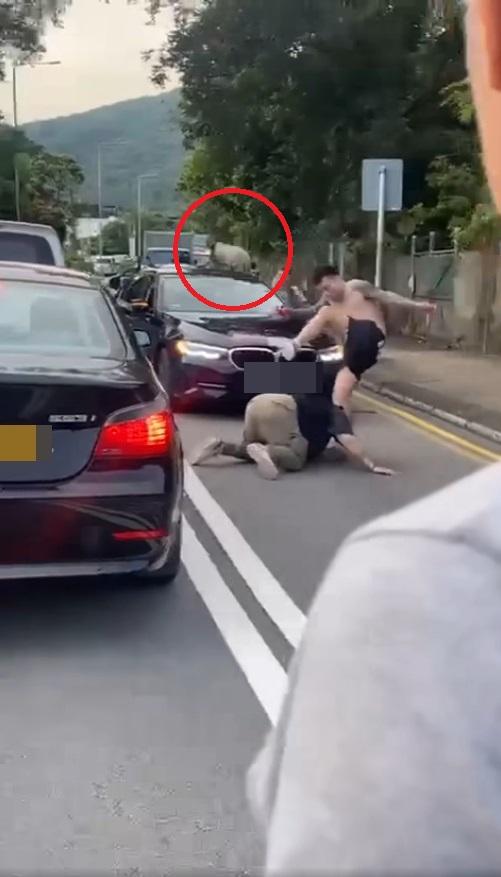光頭漢跪地捱打,赤膊男起飛腳踢甩鞋。(馬路的士討論區@fb截圖)