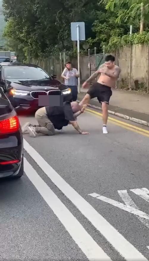 光頭漢跪地捱打,不斷被赤膊紋身漢飛腳踢。(馬路的士討論區@fb截圖)