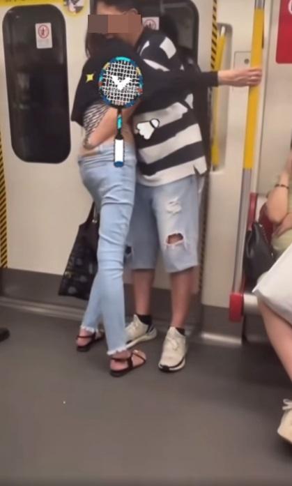 四眼男港鐵車廂伸手入女伴褲內,旁若無人。(網片截圖)