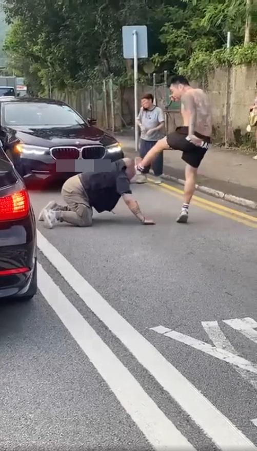 光頭漢跪地捱打,不斷被赤膊紋身漢飛腳踢。(馬路的士討論區@fb截圖)