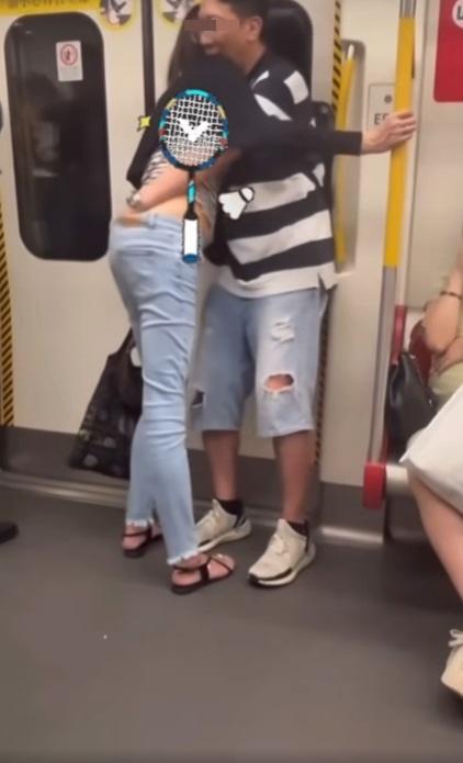 四眼男港鐵車廂伸手入女伴褲內,旁若無人。(網片截圖)