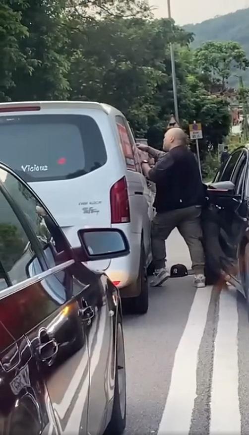 第一條片見到光頭男子在一輛白色客貨車旁與司機爭執。(馬路的士討論區@fb截圖)