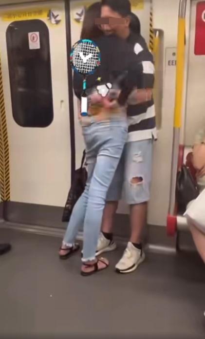 女方最終拉出男方的手。(網片截圖)