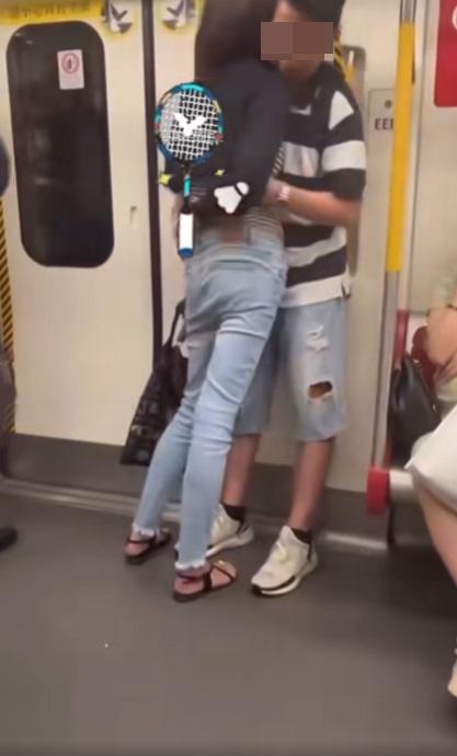 女方最終拉出男方的手。(網片截圖)