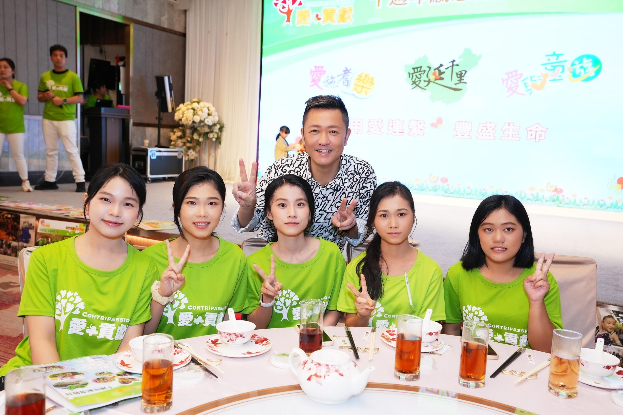 蘇志威趕返港,與5位他資助來自山區的助養學童見面。