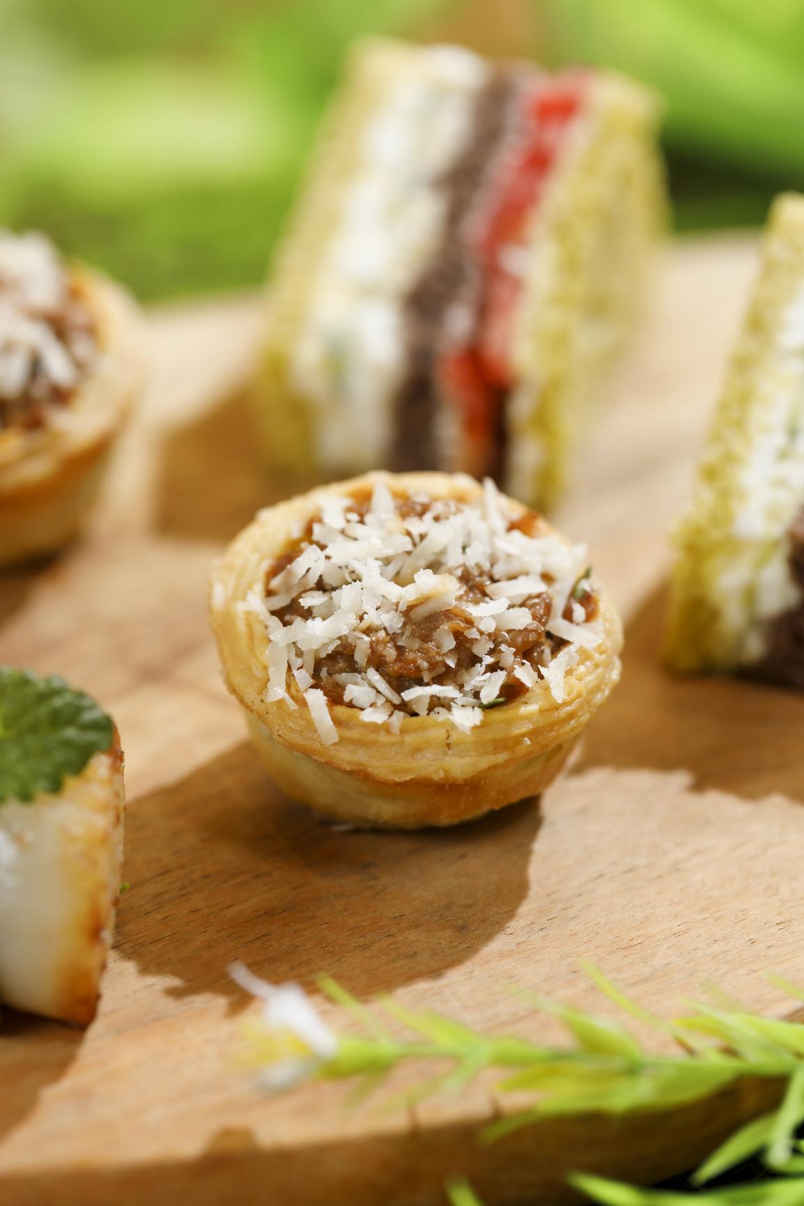 焗開心果鴨肝牛肉撻配搭新穎。