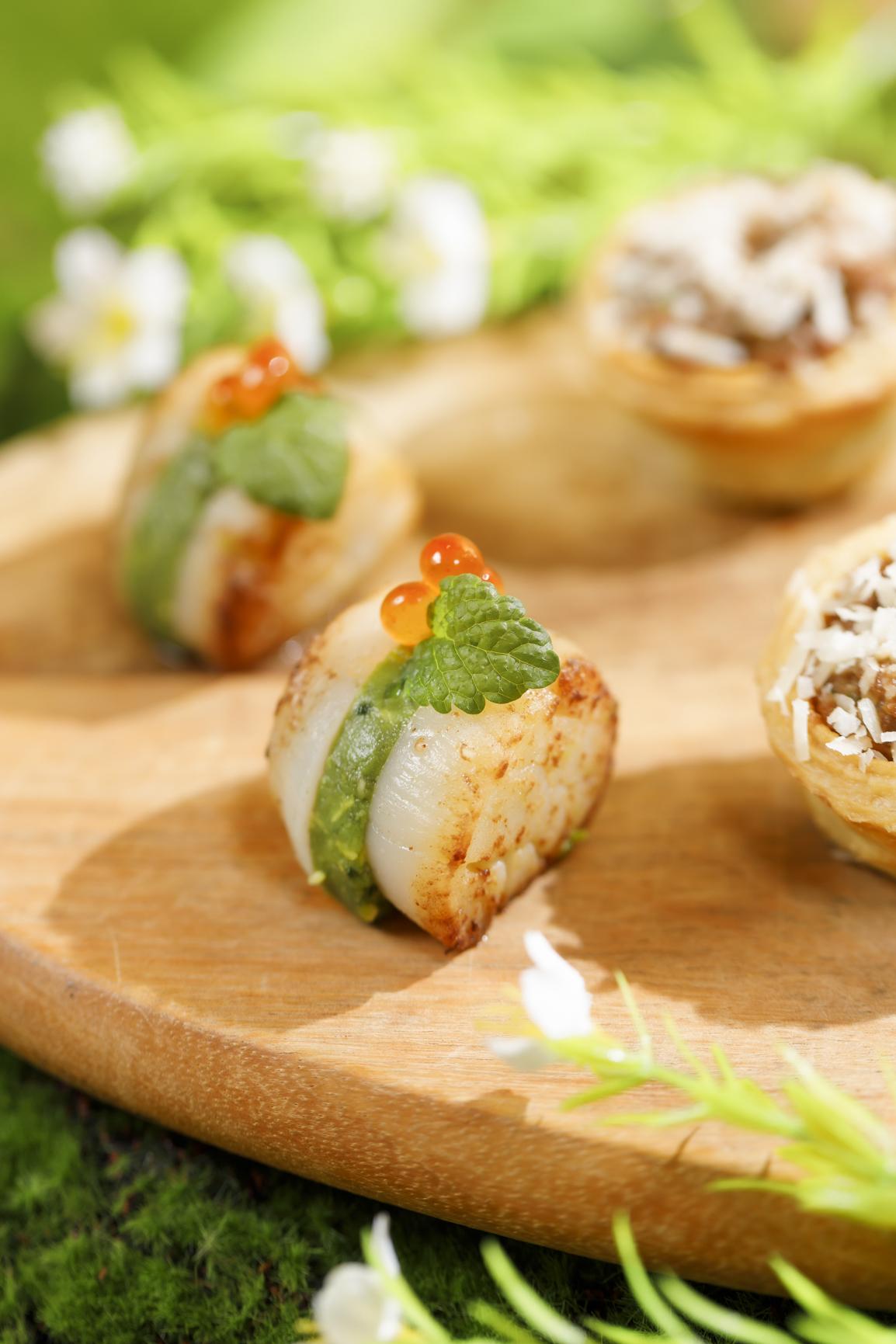 鹹點有香煎北海道帶子伴開心果牛油果慕絲。