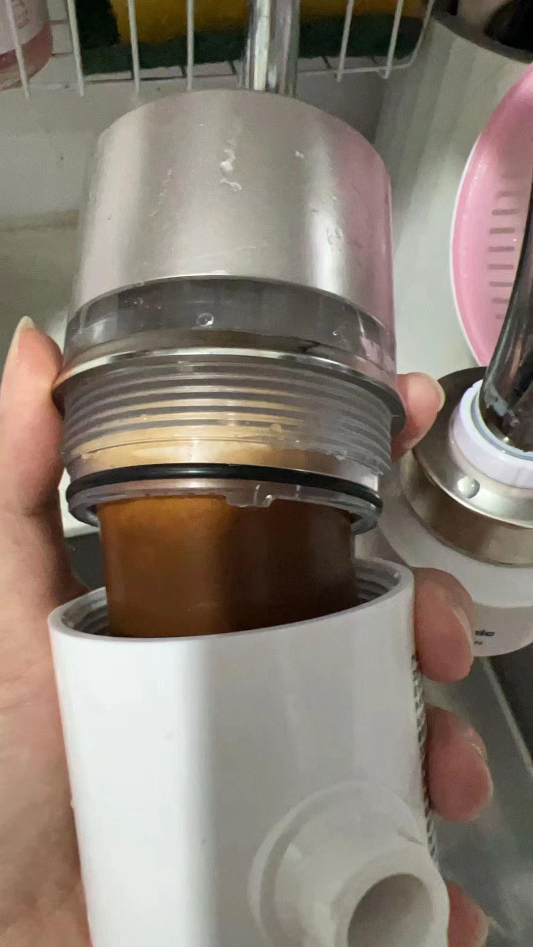 「啟德‧東寓」部分住戶發現濾水器使用4個月後便發黑,質疑水質有問題(九龍城區議員林博提供)