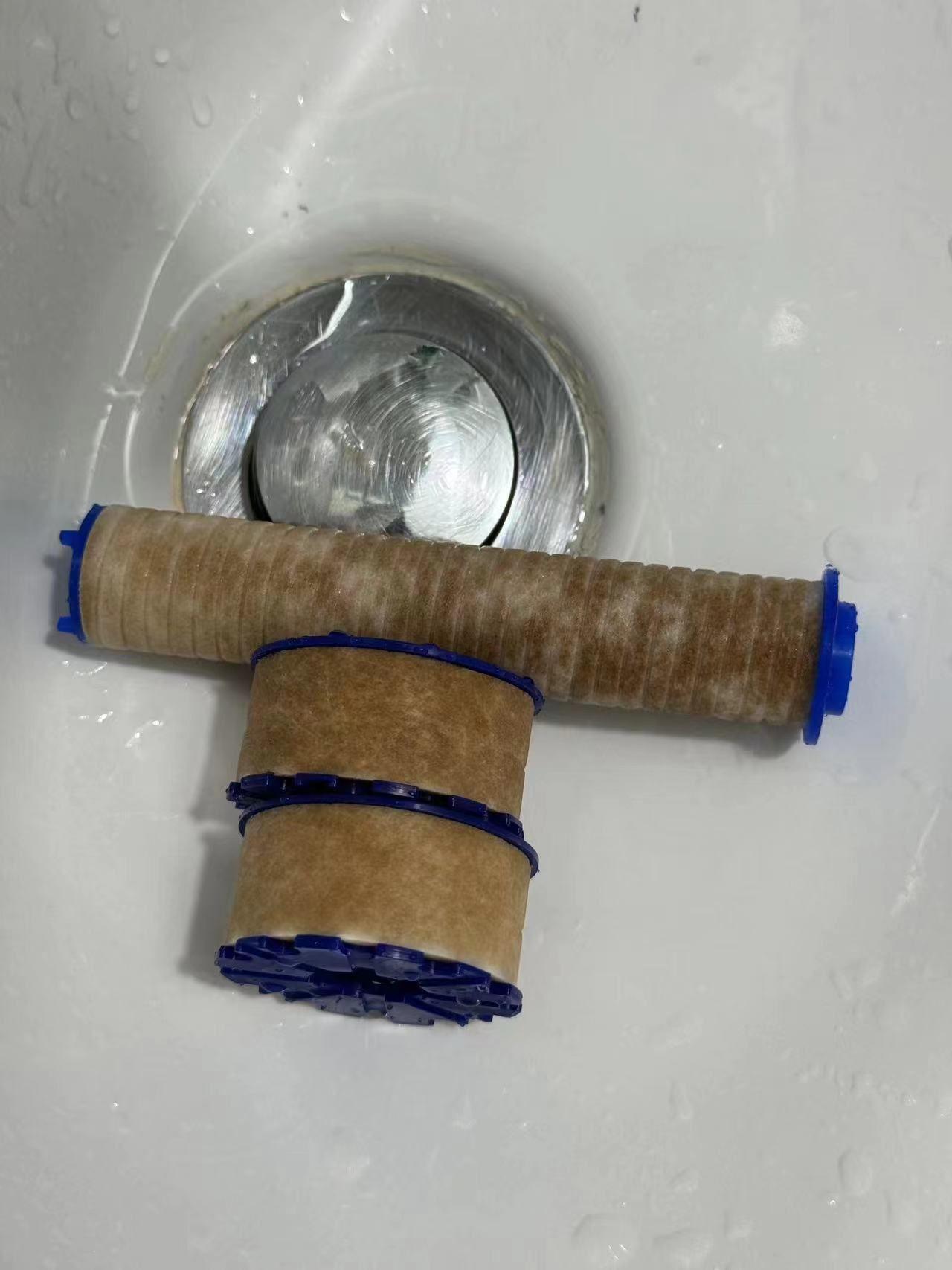 「啟德‧東寓」部分住戶發現濾水器使用4個月後便發黑,質疑水質有問題(九龍城區議員林博提供)