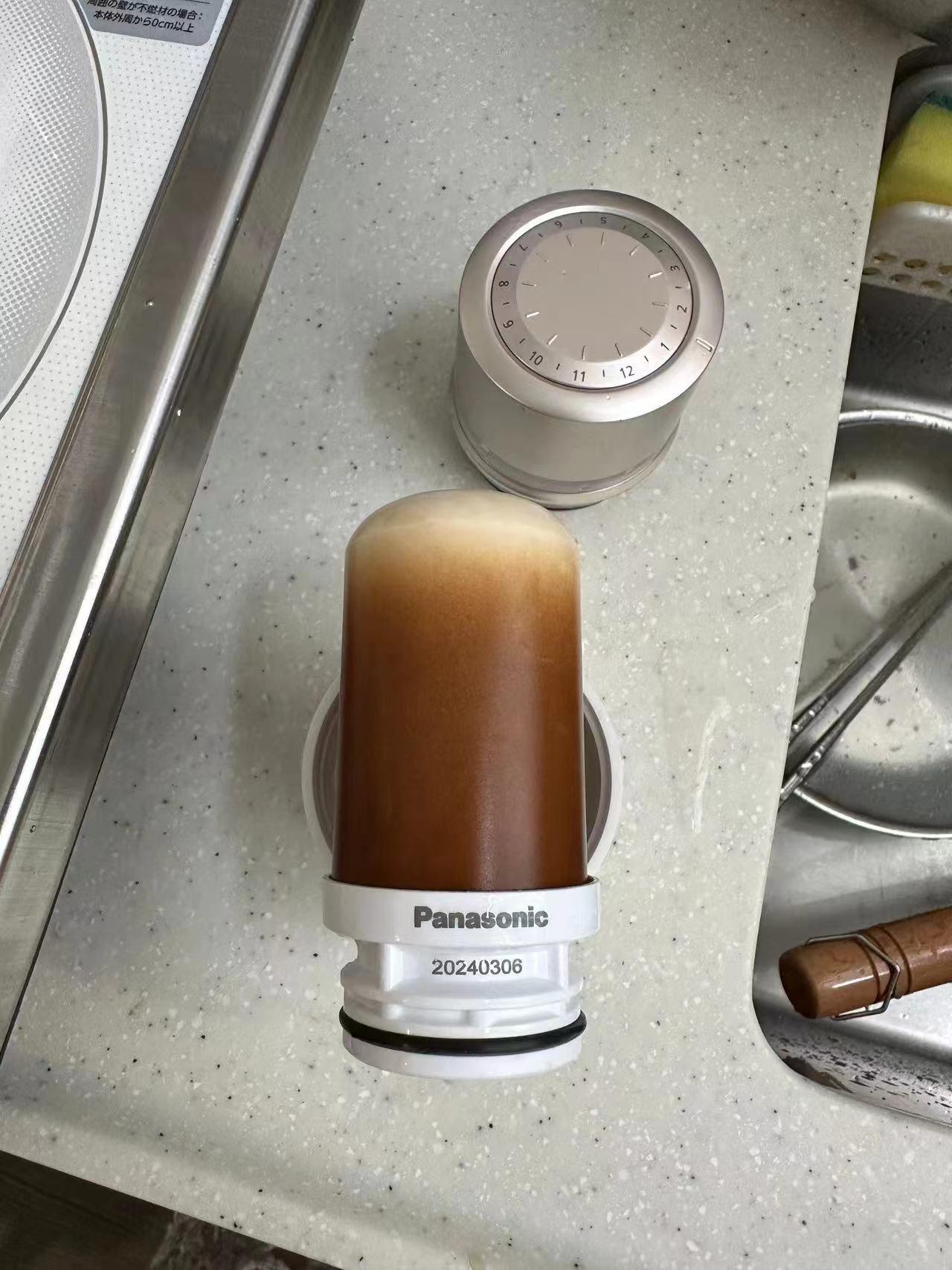 「啟德‧東寓」部分住戶發現濾水器使用4個月後便發黑,質疑水質有問題(九龍城區議員林博提供)