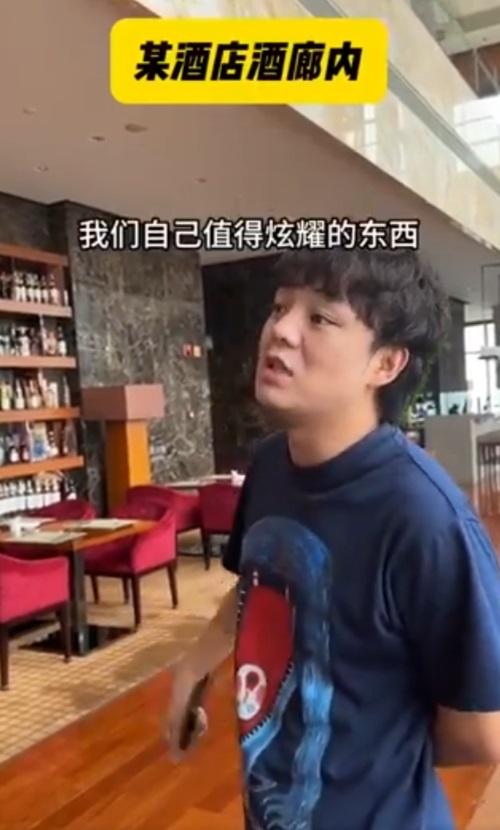 長榮桂冠事件2.0?有內地網民不滿河北石家莊的希爾頓酒店未掛五星旗,要求酒店方拆下。(網片截圖)