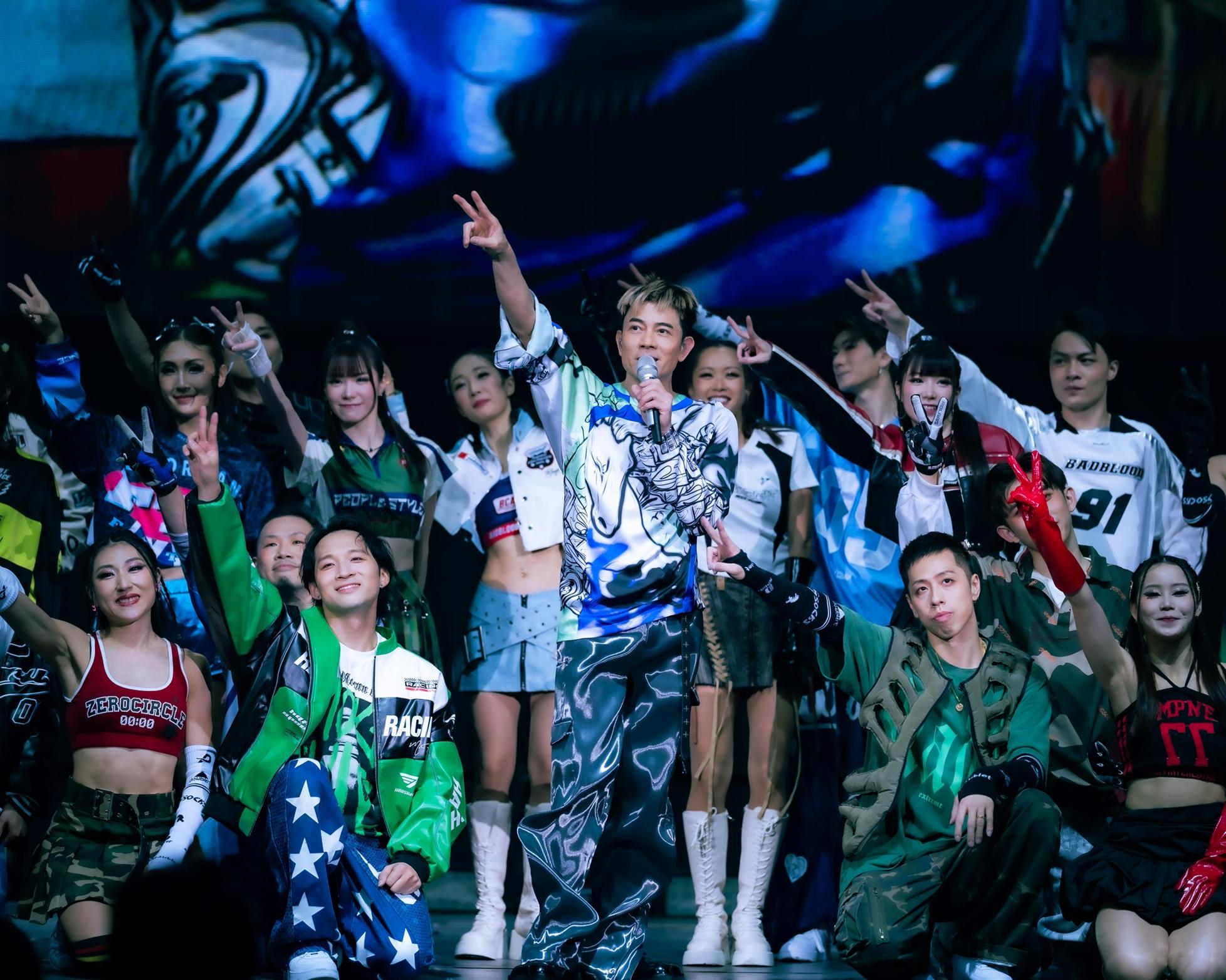 與舞蹈員一起多謝觀眾支持。