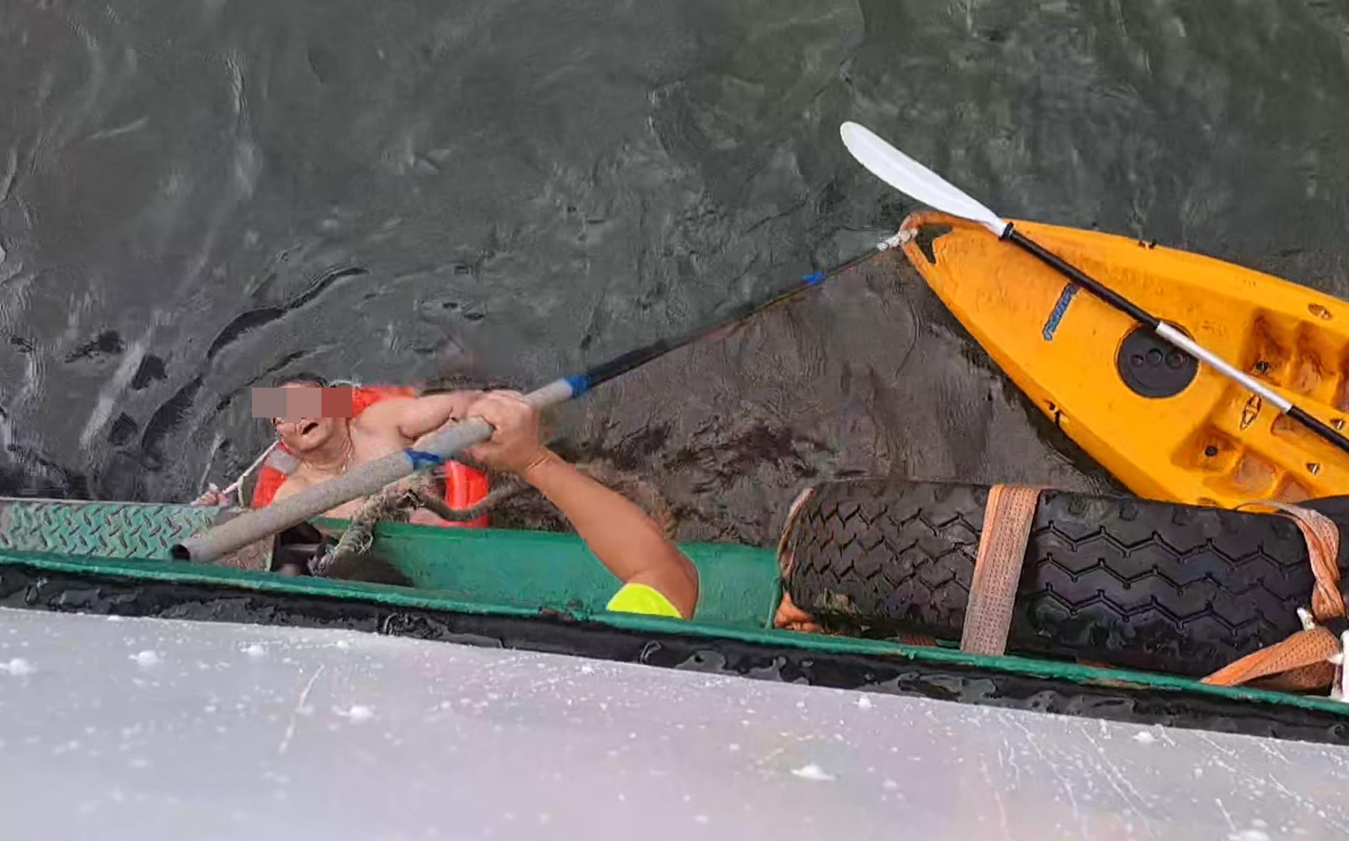 大澳男子獨木舟墮海漂流 小輪船員驚險救人。(網片截圖)