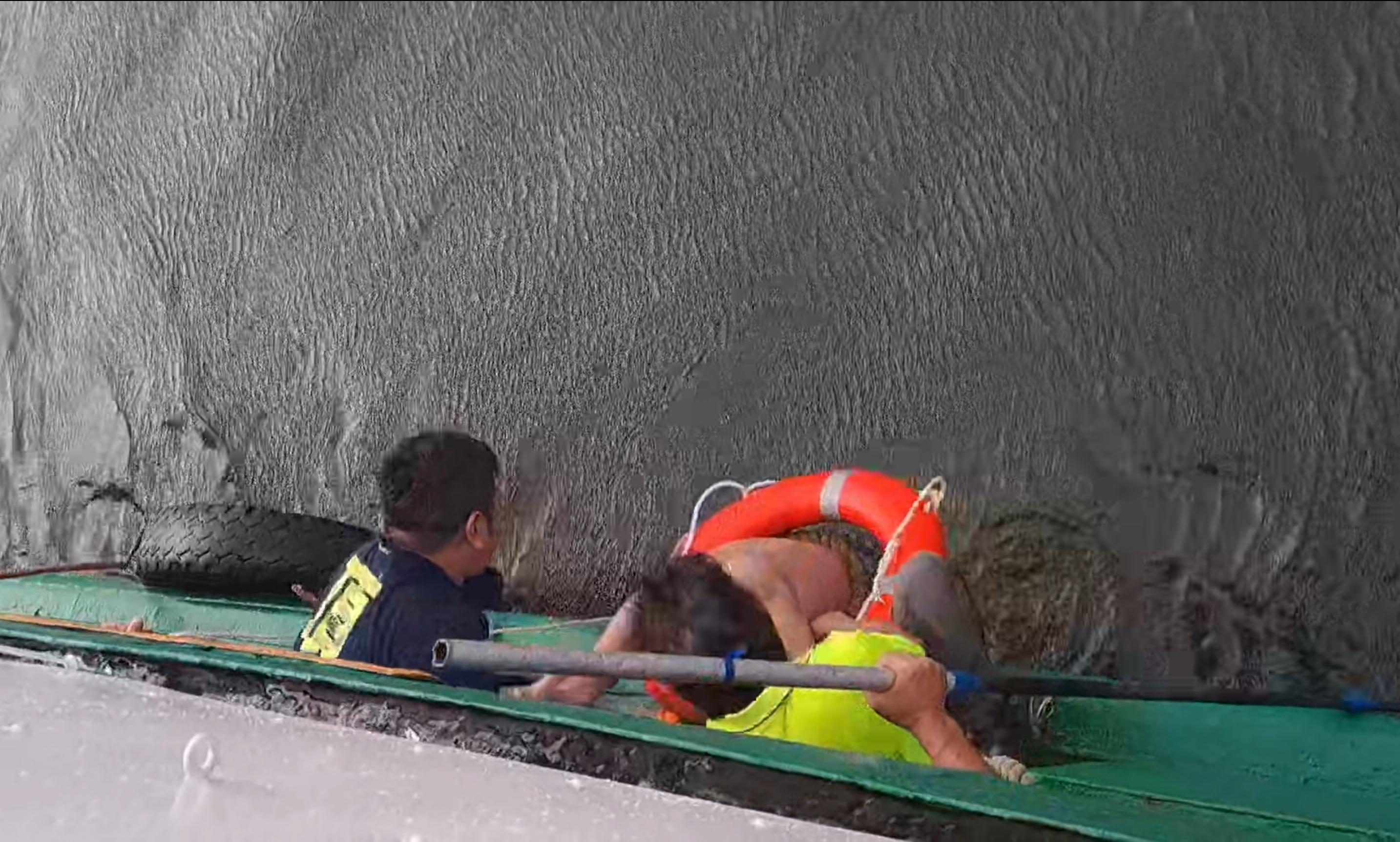 船員最終成功將事主救上船。(網片截圖)
