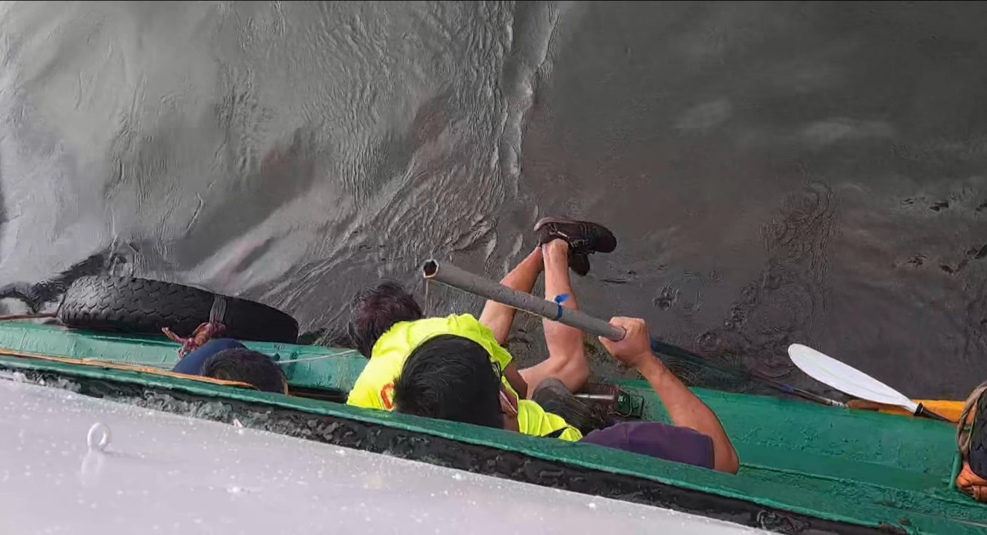 船員最終成功將事主救上船。(網片截圖)