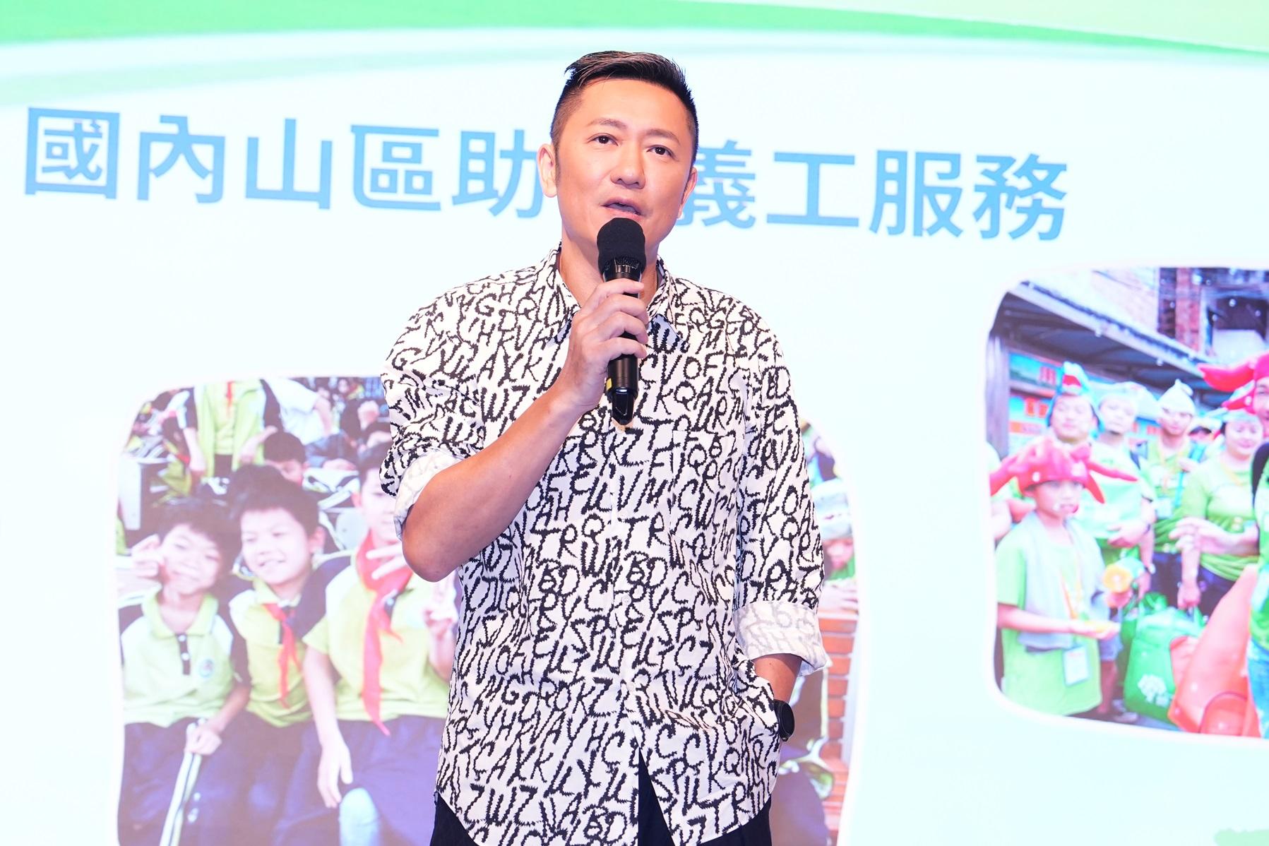 蘇老闆愛心無限,除了捐款更實地到山區探訪。