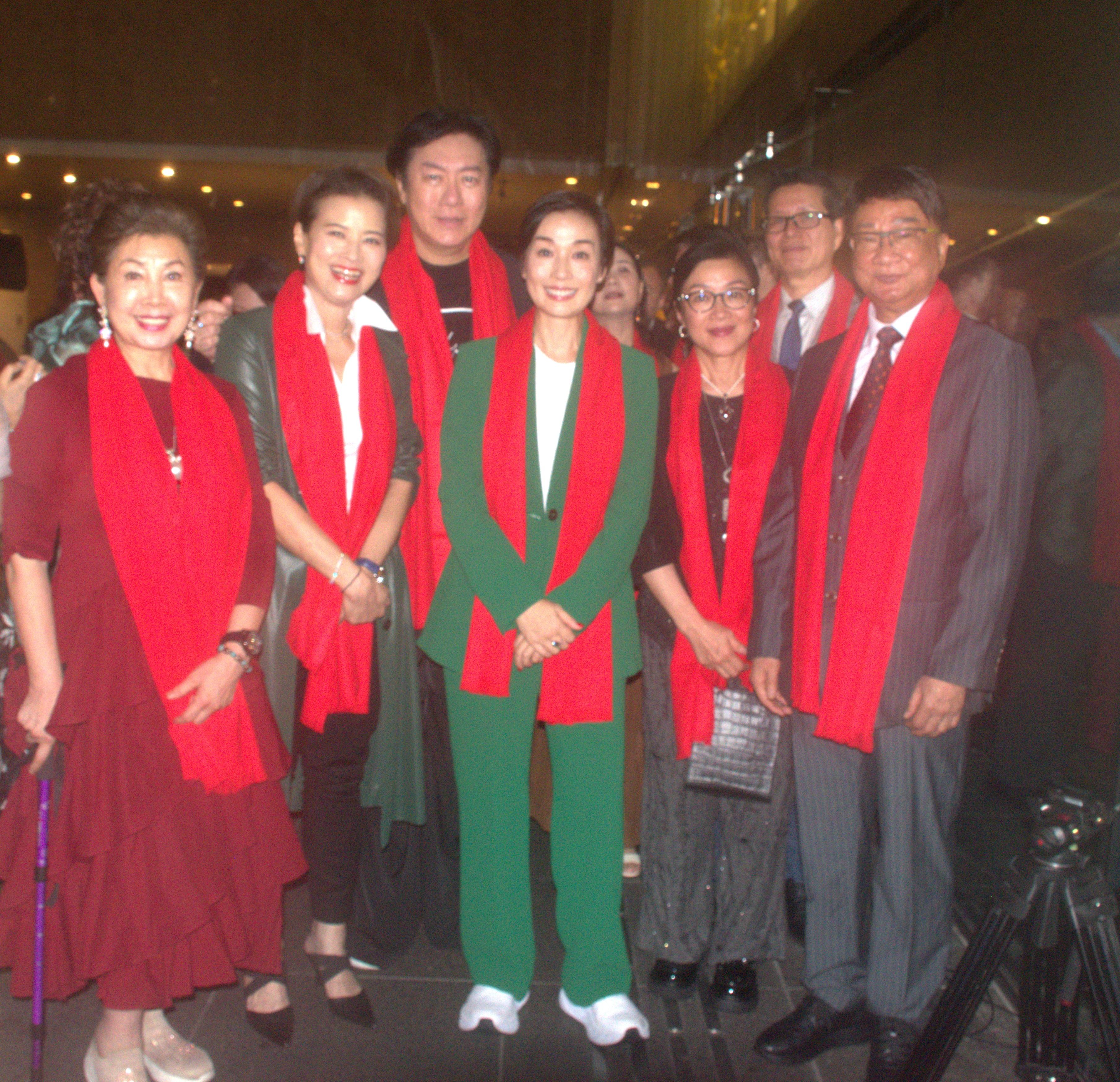 (左起)林少湛、黎燕珊、陳培甡、江美儀與徐小明伉儷,一起入場。