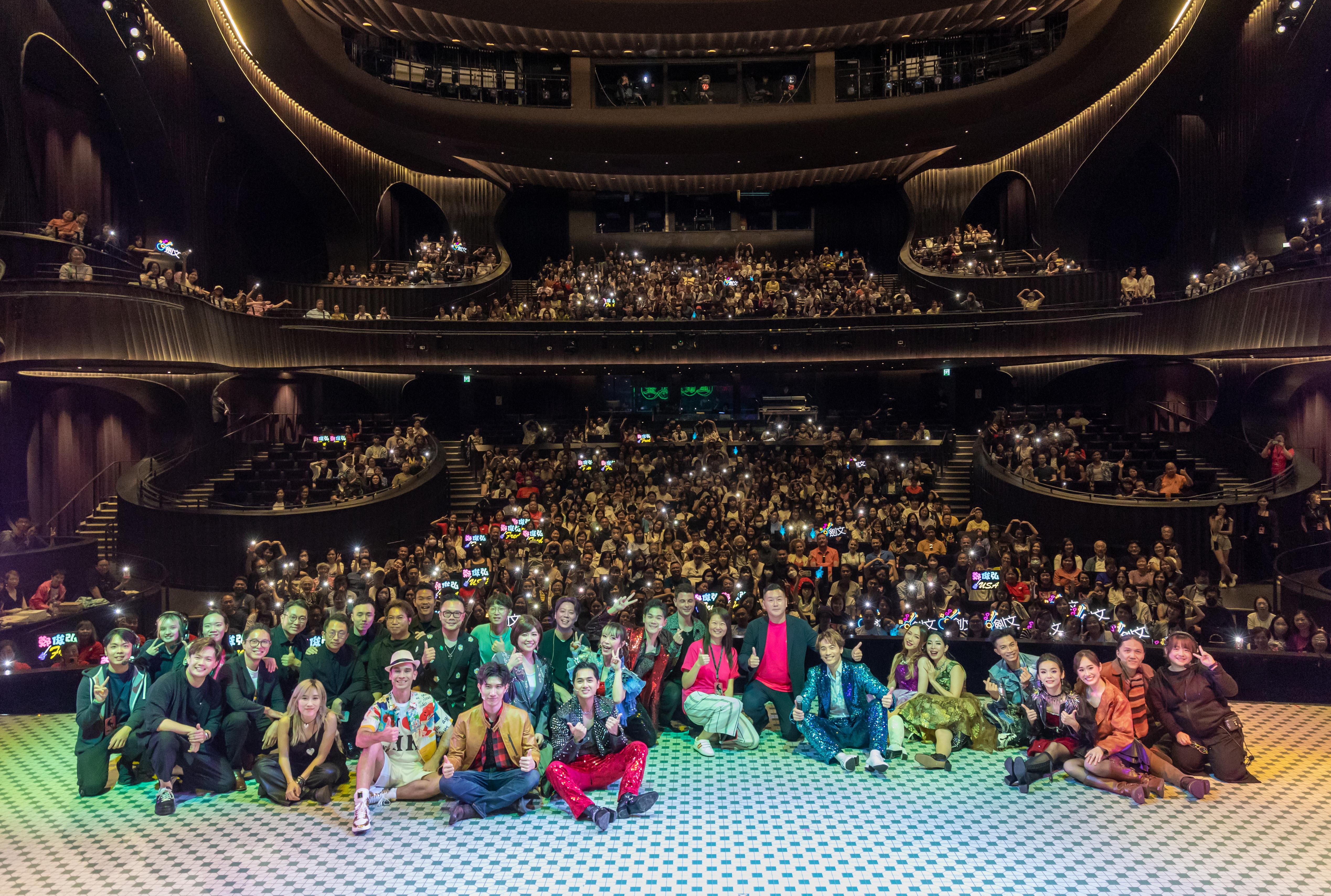 完騷後台前幕後大合照。