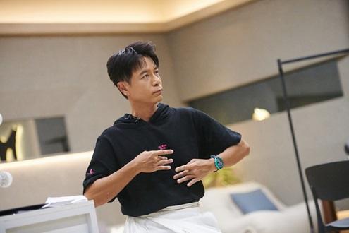 克勤挑戰在舞台上反串飾演旦角「虞姬」。