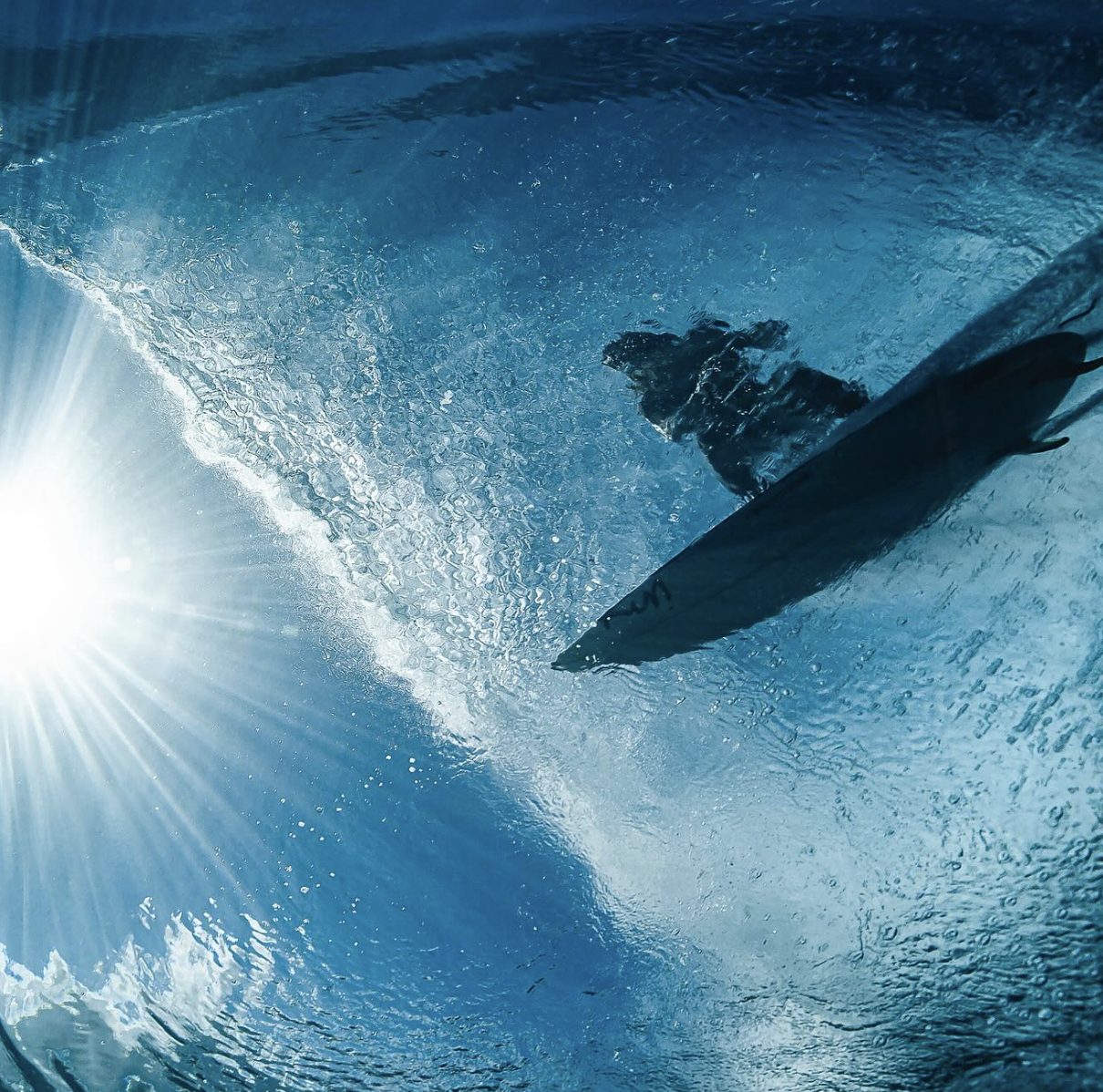 巴黎奧運.多圖|運動員外的追浪者 衝浪項目唯一水底攝影師 張張「神照」超夢幻(圖:Ben Thouard IG)