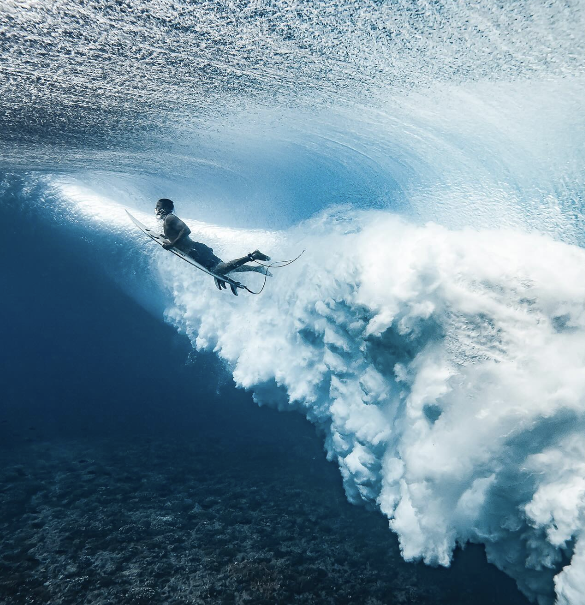 巴黎奧運.多圖|運動員外的追浪者 衝浪項目唯一水底攝影師 張張「神照」超夢幻(圖:Ben Thouard IG)