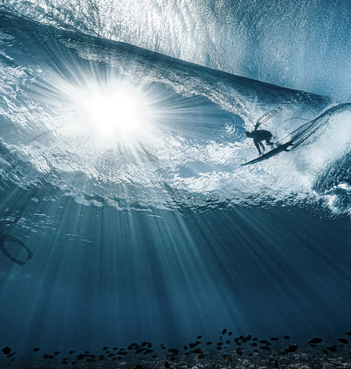 巴黎奧運.多圖|運動員外的追浪者 衝浪項目唯一水底攝影師 張張「神照」超夢幻(圖:Ben Thouard IG)