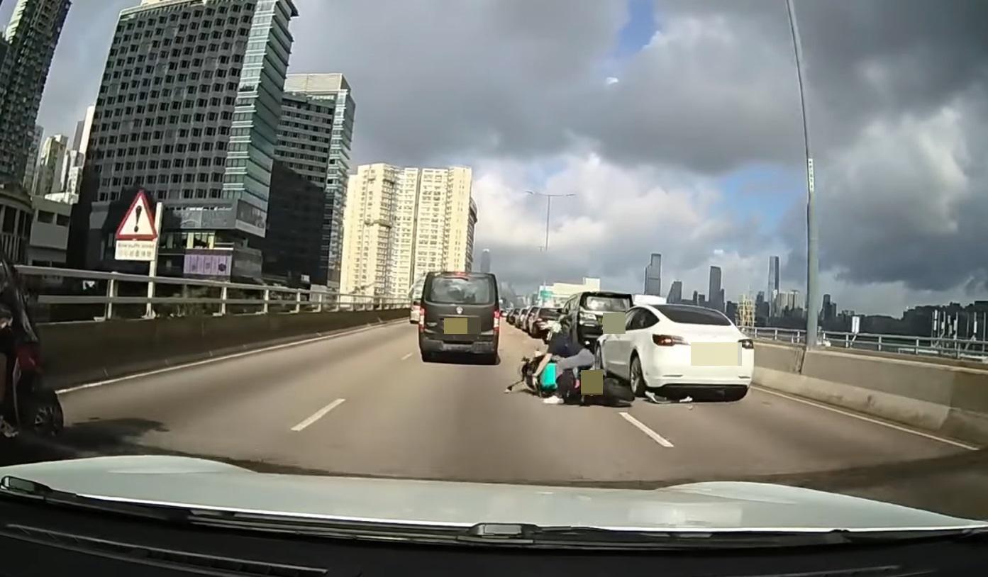 車Cam直擊|東區走廊追尾Tesla摔倒,鐵騎士險被輾。(網片截圖)