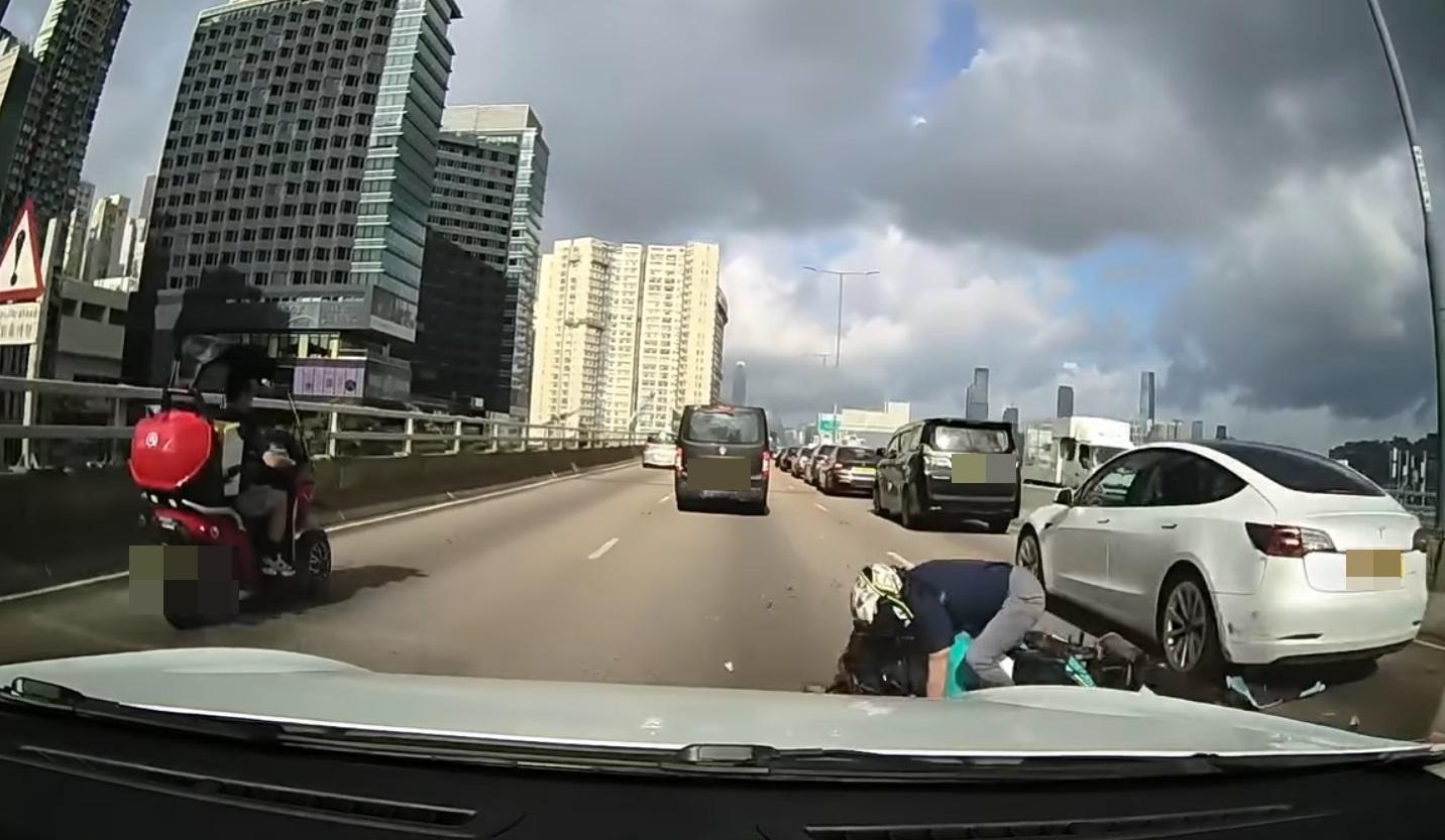 車Cam直擊|東區走廊追尾Tesla摔倒,鐵騎士險被輾。(網片截圖)