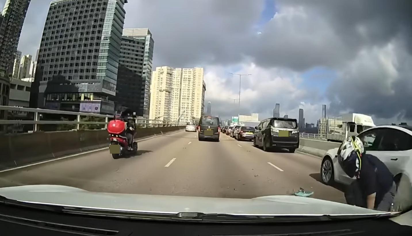 車Cam直擊|鐵騎士收拾散落一地的雜物。(網片截圖)