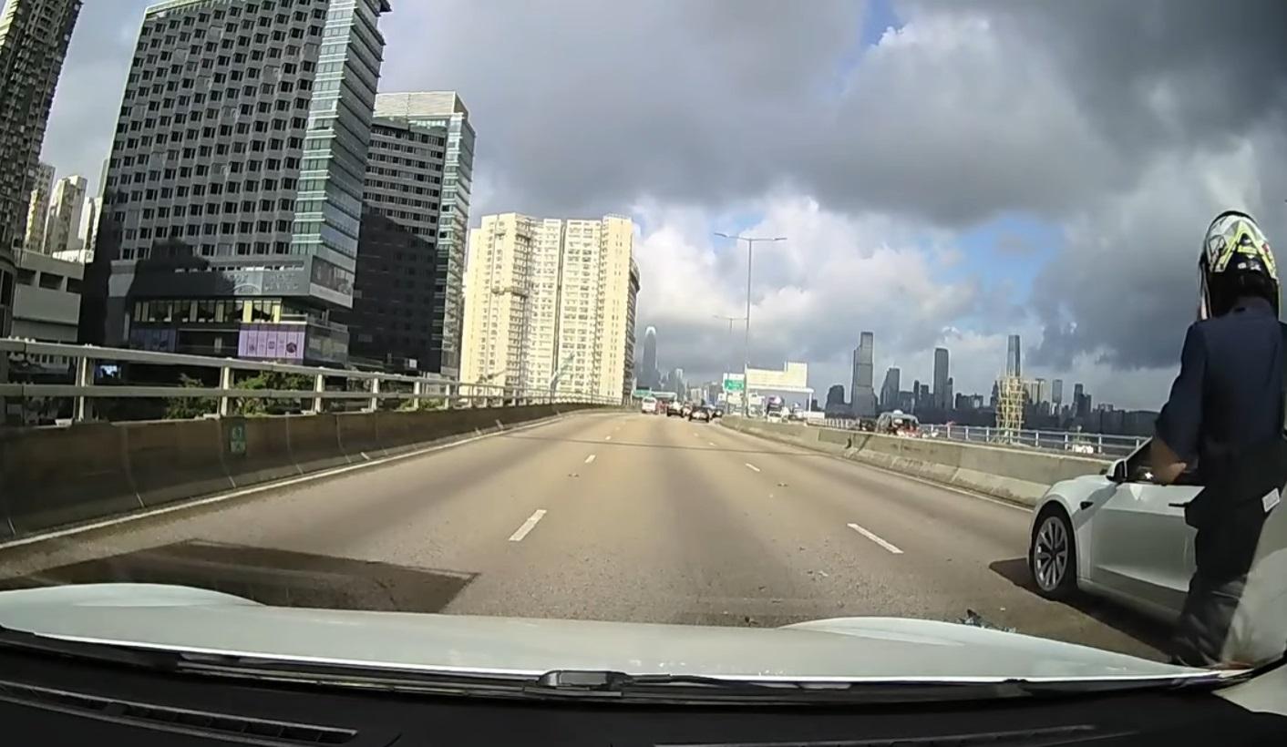 車Cam直擊|鐵騎士疑似拿起電話通知他人。(網片截圖)