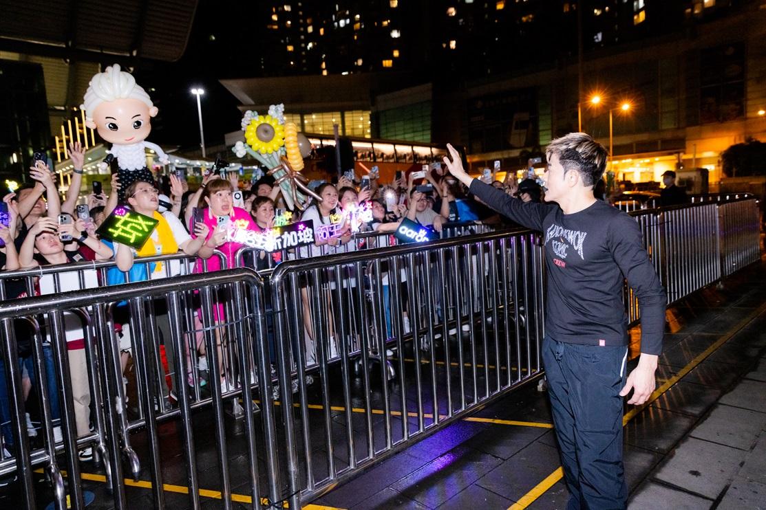 寵粉的城城,知道閘口仍有大批fans想見他,放下休息時間與他們見面。