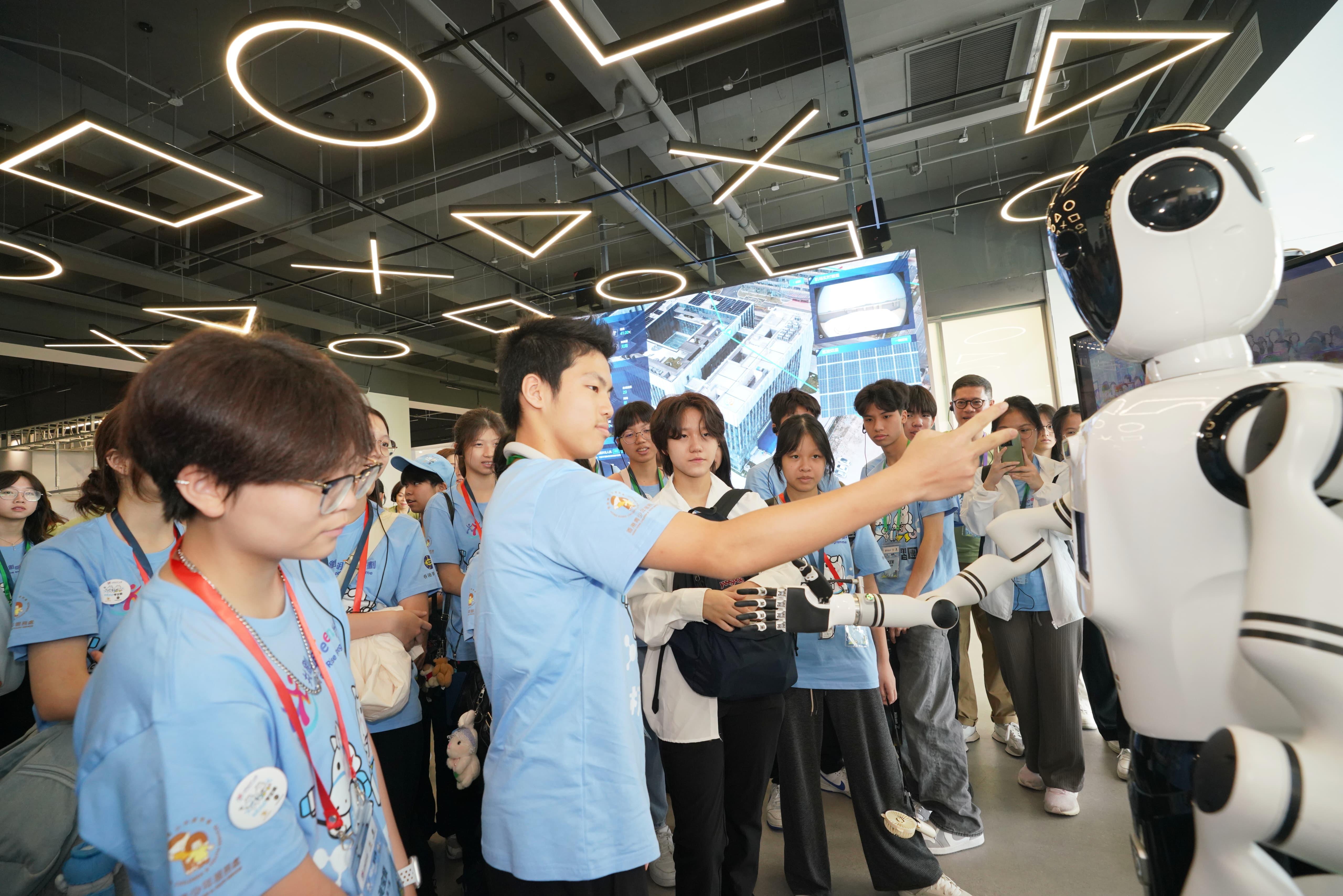 「共創明『Teen』計劃」杭州學習團安排學員參觀頂尖的高科技企業。
