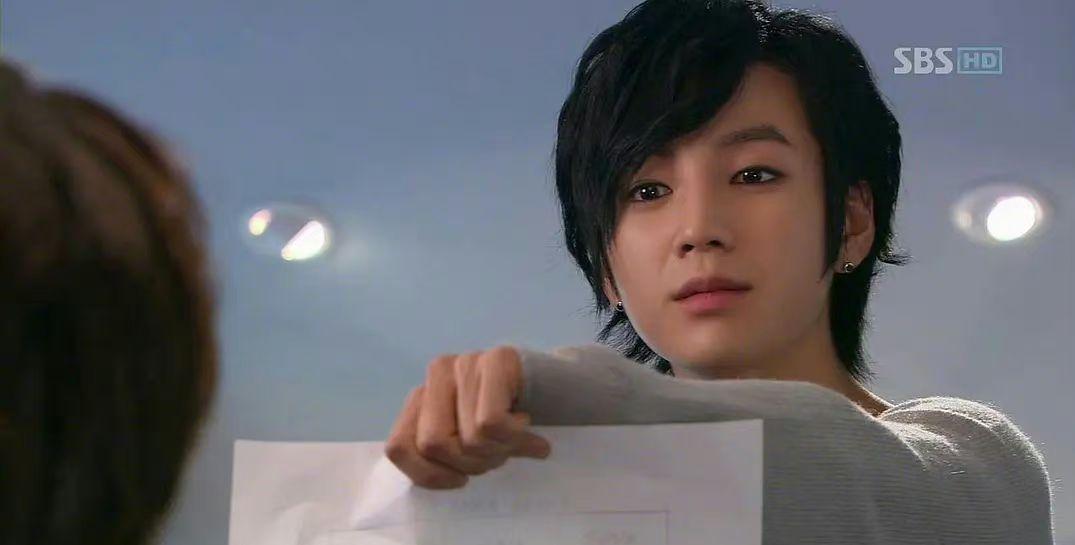 2009年偶像劇劇《原來是美男》是張根碩的代表作。