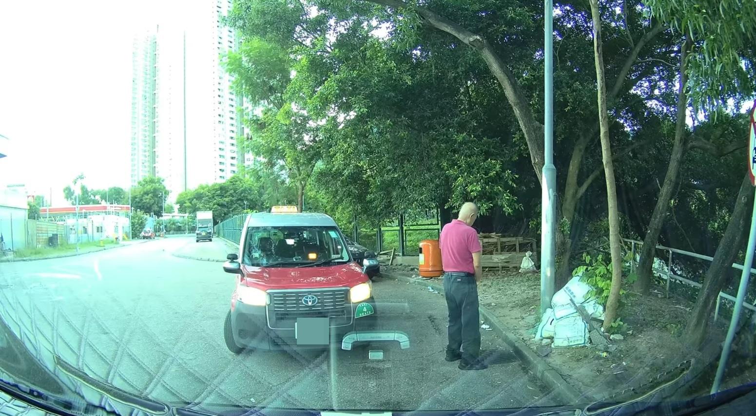 車Cam直擊|的士司機懷疑在雨水渠上便溺。(網片截圖)