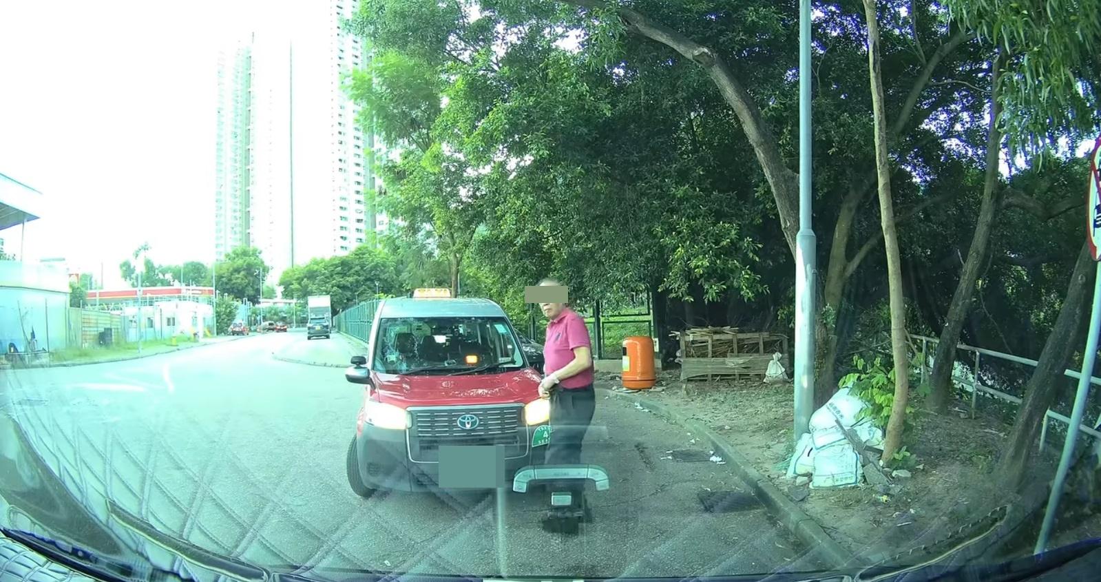 車Cam直擊|的士司機懷疑在雨水渠上便溺。(網片截圖)