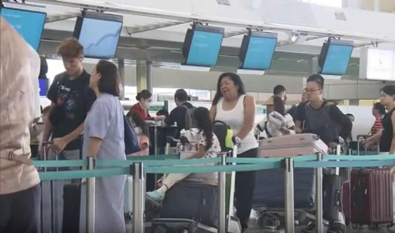 英極右反移民示威|今日在機場前往英國的航空公司櫃位,仍然有旅客如常辦理登機手續。(Now新聞截圖)