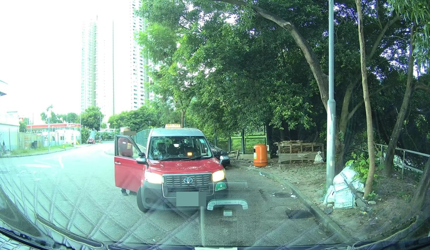 車Cam直擊|的士司機懷疑在雨水渠上便溺。(網片截圖)