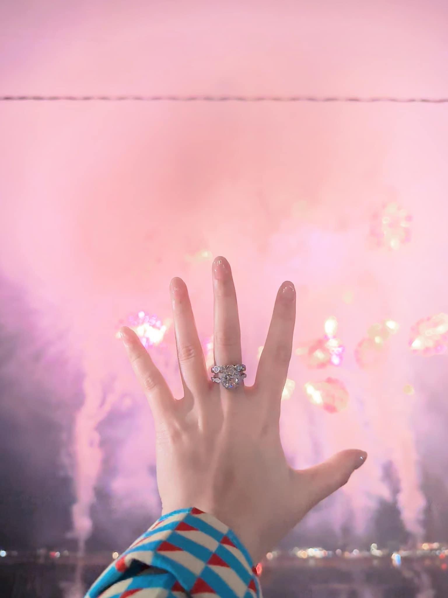 譚杏藍曬巨鑽答應做人妻。