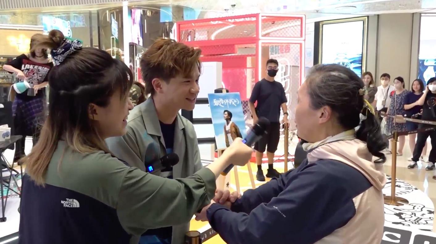 釗峰遇上一位駐足觀賞的婆婆,更被婆婆的說話深深打動。