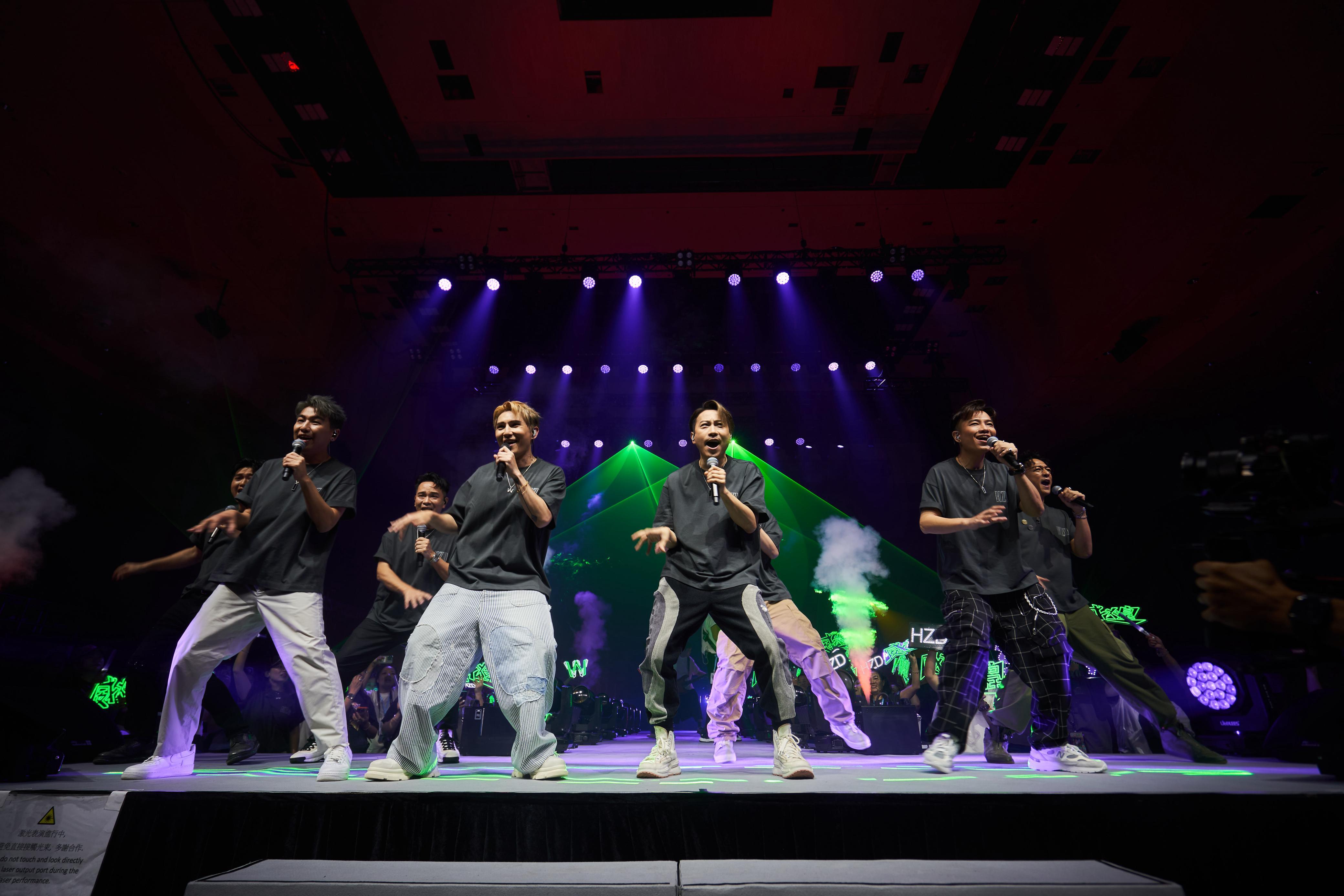 劉威煌與「輕鬆啲」兄弟大合唱,掀起高潮。