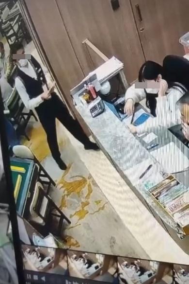 天眼直擊|男職員扮數錢走近櫃台。(網片截圖)