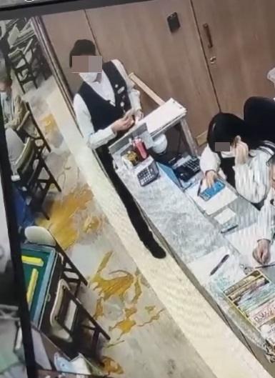 天眼直擊|男職員施「魔術手」將錢塞入褲袋。(網片截圖)