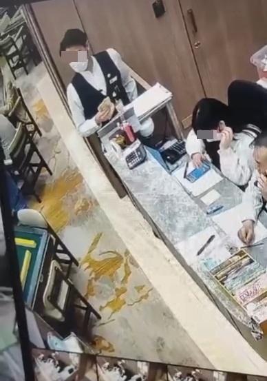 天眼直擊|男職員施「魔術手」將錢塞入褲袋。(網片截圖)