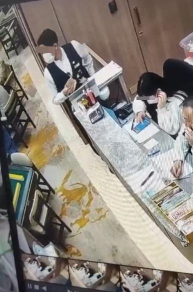 天眼直擊|男職員施「魔術手」將錢塞入褲袋。(網片截圖)