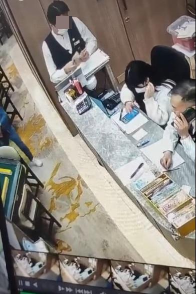 天眼直擊|男職員若無其事地再將鈔票給櫃台女職員點算。(網片截圖)