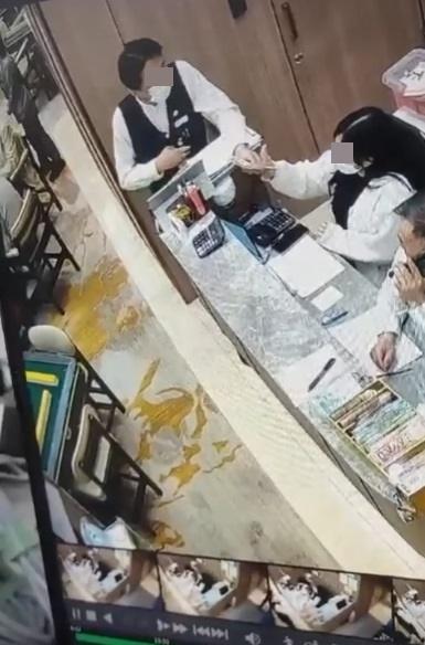天眼直擊|男職員若無其事地再將鈔票給櫃台女職員點算。(網片截圖)
