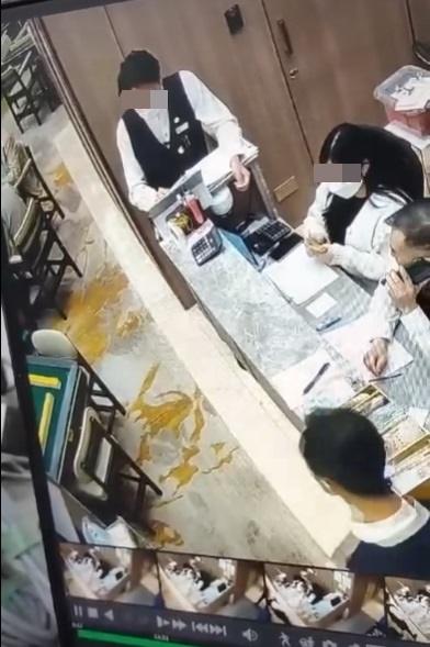 天眼直擊|男職員若無其事地再將鈔票給櫃台女職員點算。(網片截圖)
