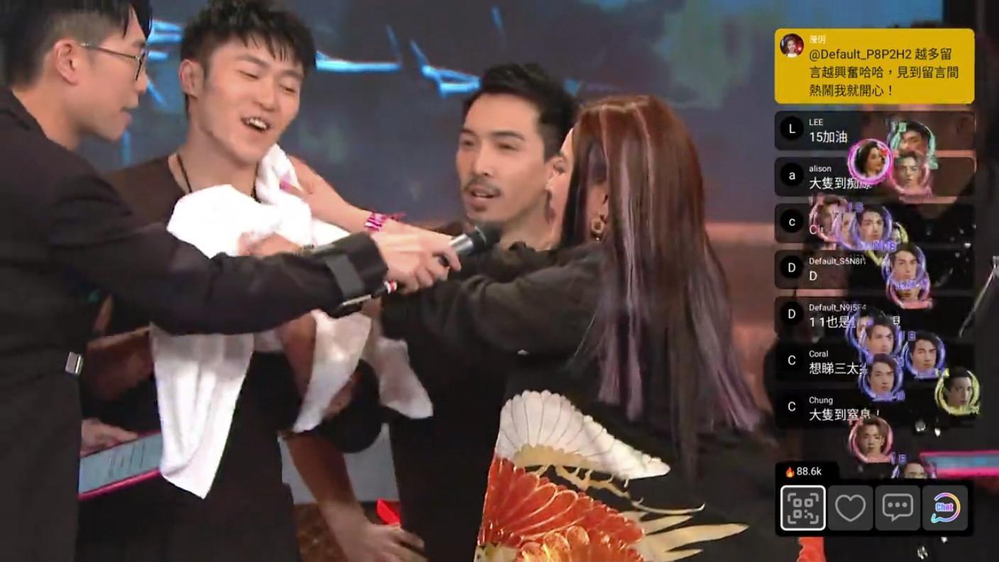 「三太」樊亦敏贈毛巾給11號Ron抹汗。