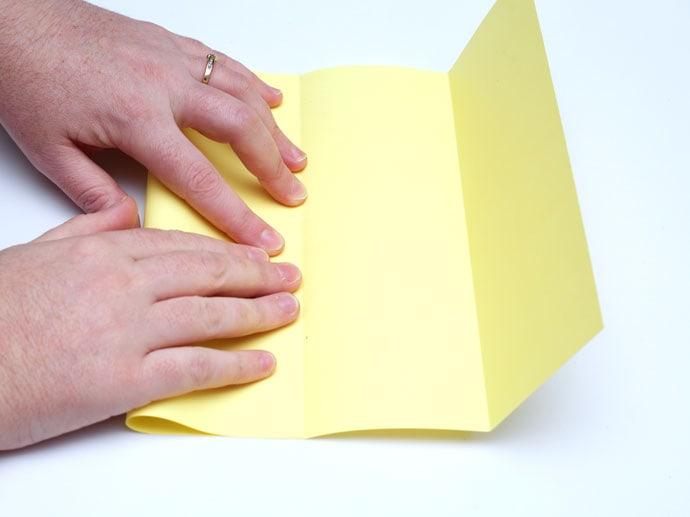 蝴蝶詩意燈籠diy製作步驟|2. 把餘下的色紙作為燈籠主色,把色紙向內摺,摺疊長度為7.5cm,然後重複兩次。